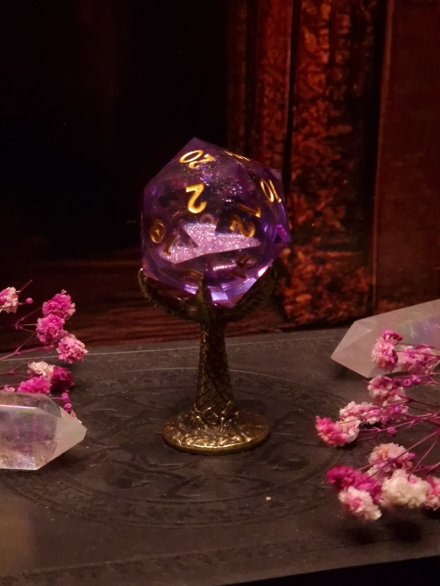 D20 Dice Stand „Dragon’s Claw“ – Wächter deiner Würfelmagie