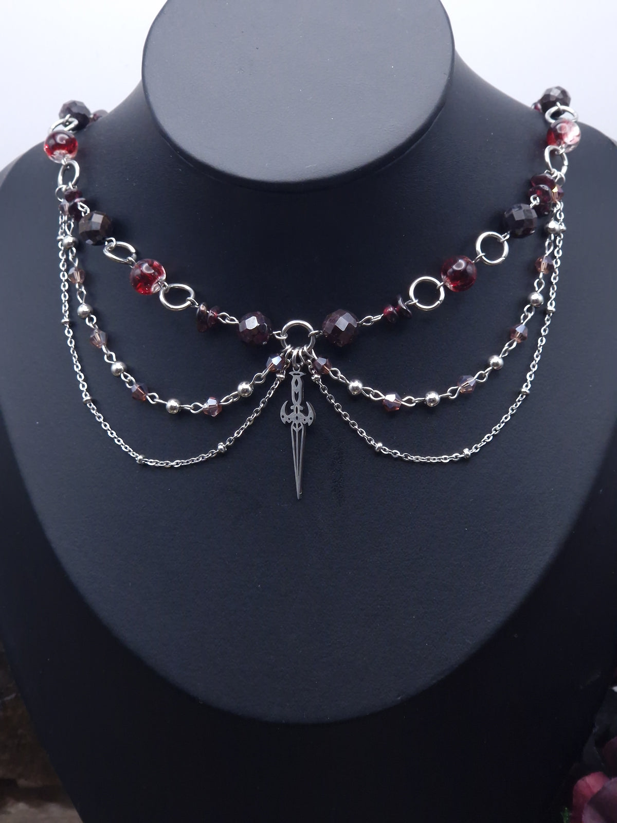 Granat-Collier Crimson Oath – Klinge des stillen Schwurs