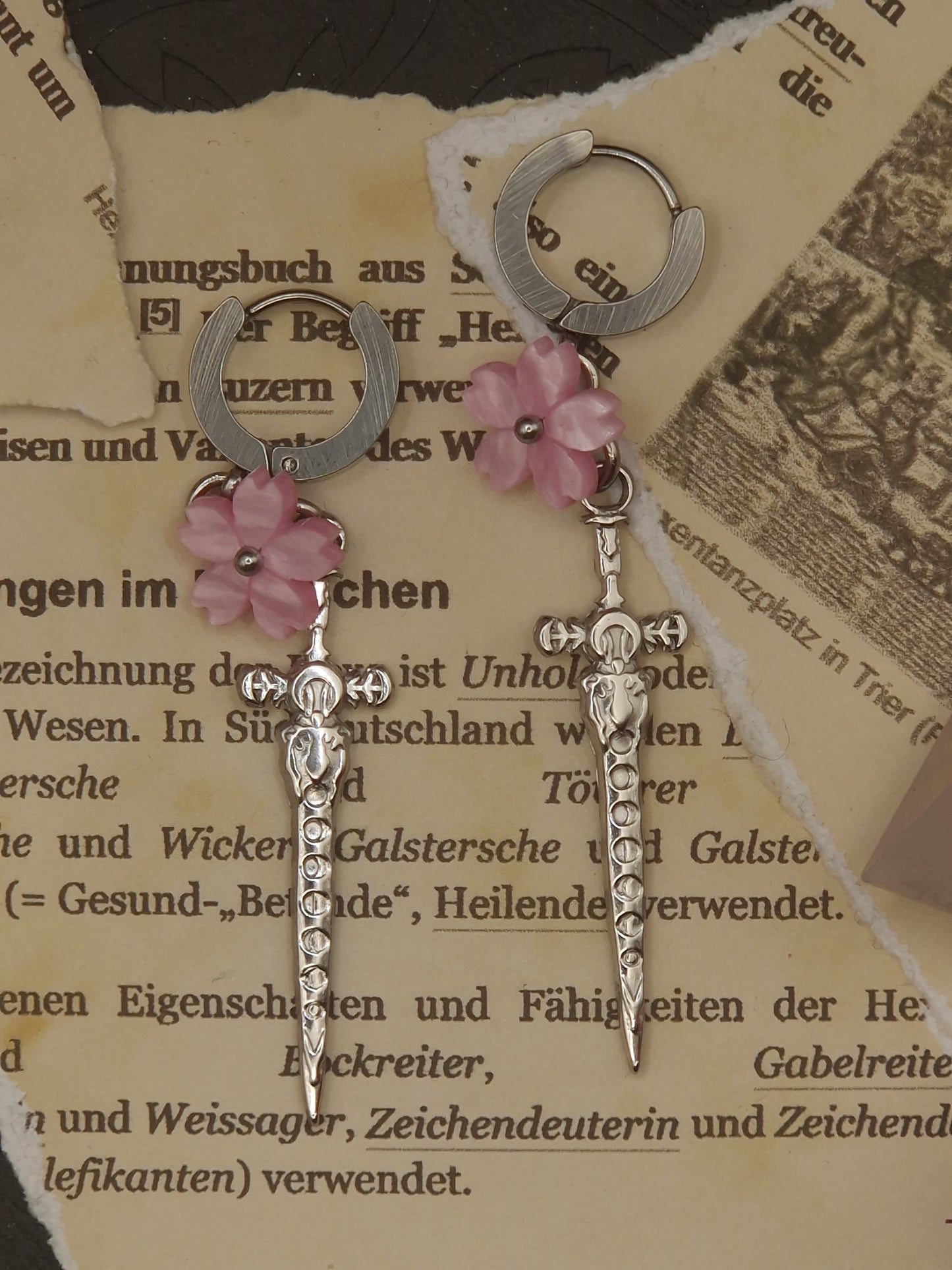Thorned Blossom – Dolch Ohrringe mit Blüte