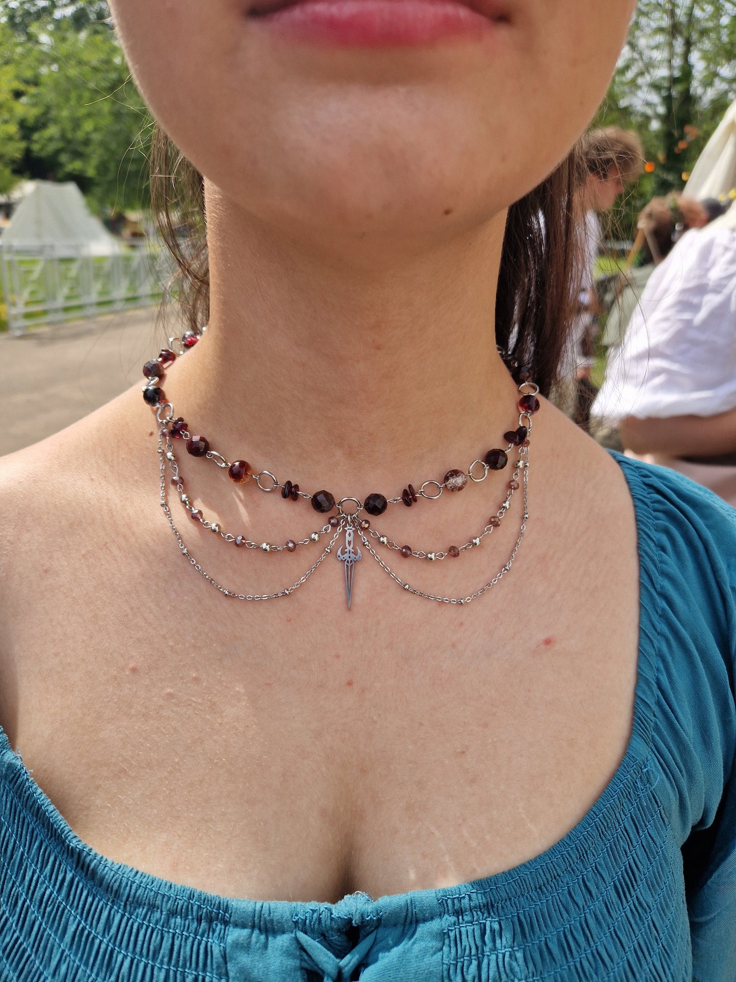 Granat-Collier Crimson Oath – Klinge des stillen Schwurs