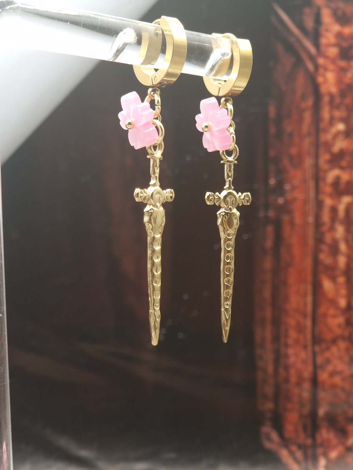 Thorned Blossom – Dolch Ohrringe mit Blüte
