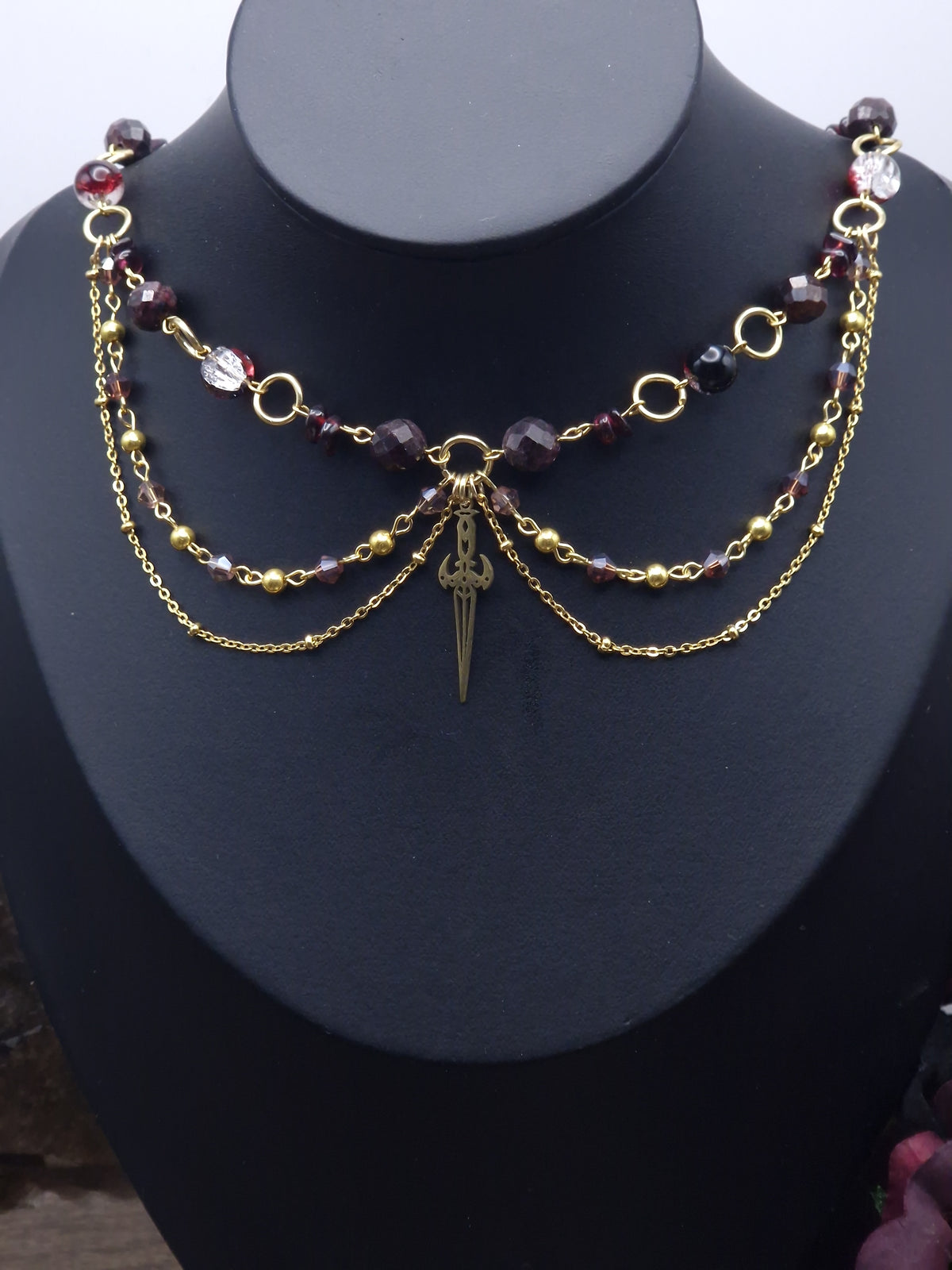 Granat-Collier Crimson Oath – Klinge des stillen Schwurs