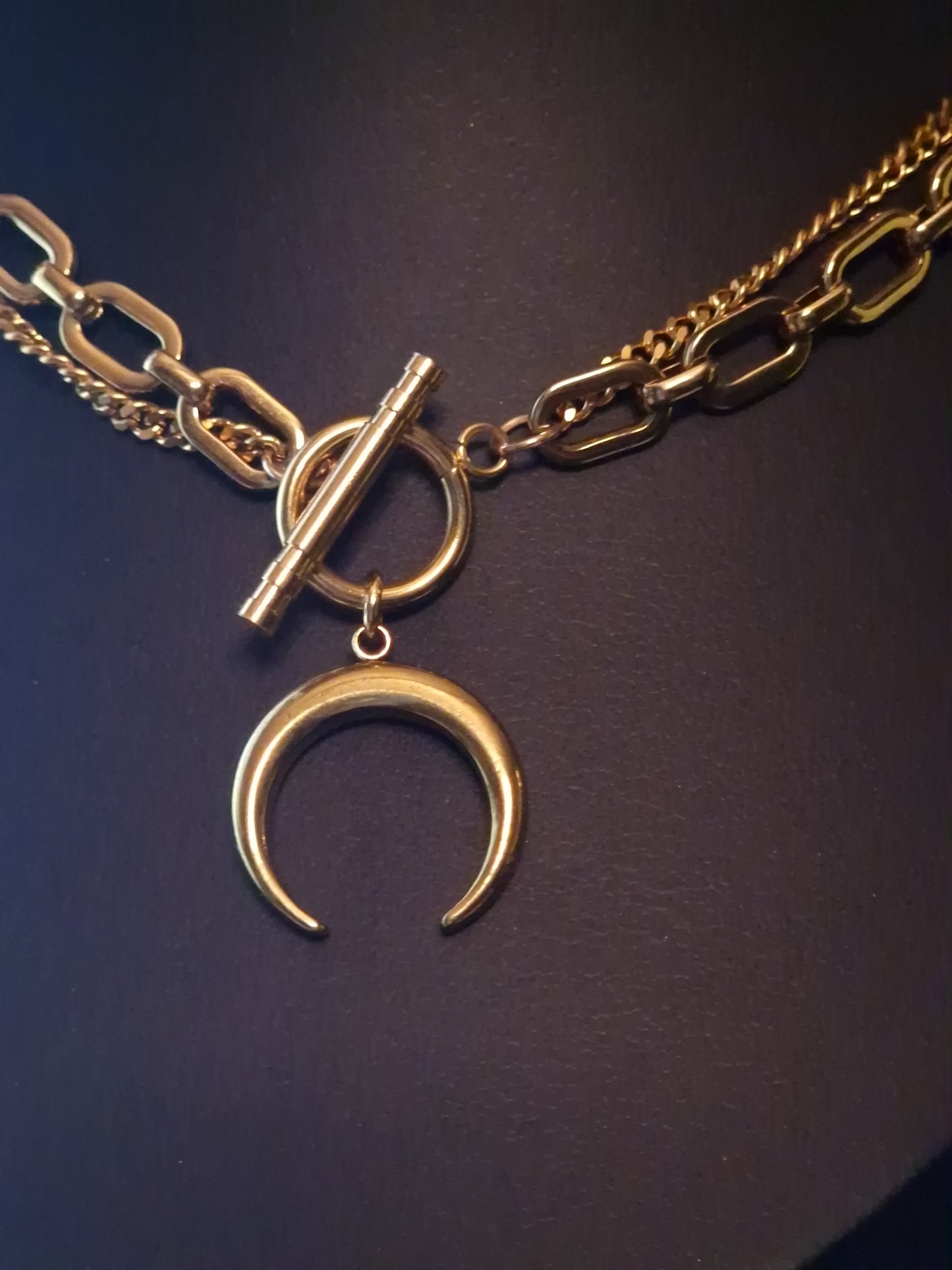 Kraftvolle Halbmond Kette gold