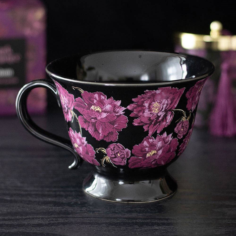 Teetasse mit dunklem, romantischem Blumenmuster