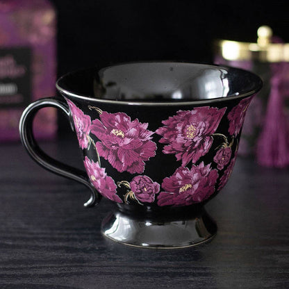 Teetasse mit dunklem, romantischem Blumenmuster
