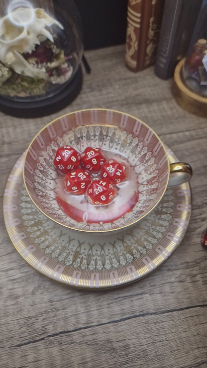 Crimson Fate – Dice Tray & Würfelbecher in der Tasse