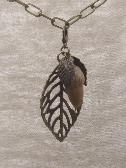 Blatt mit Eichel Charm
