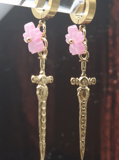 Thorned Blossom – Dolch Ohrringe mit Blüte
