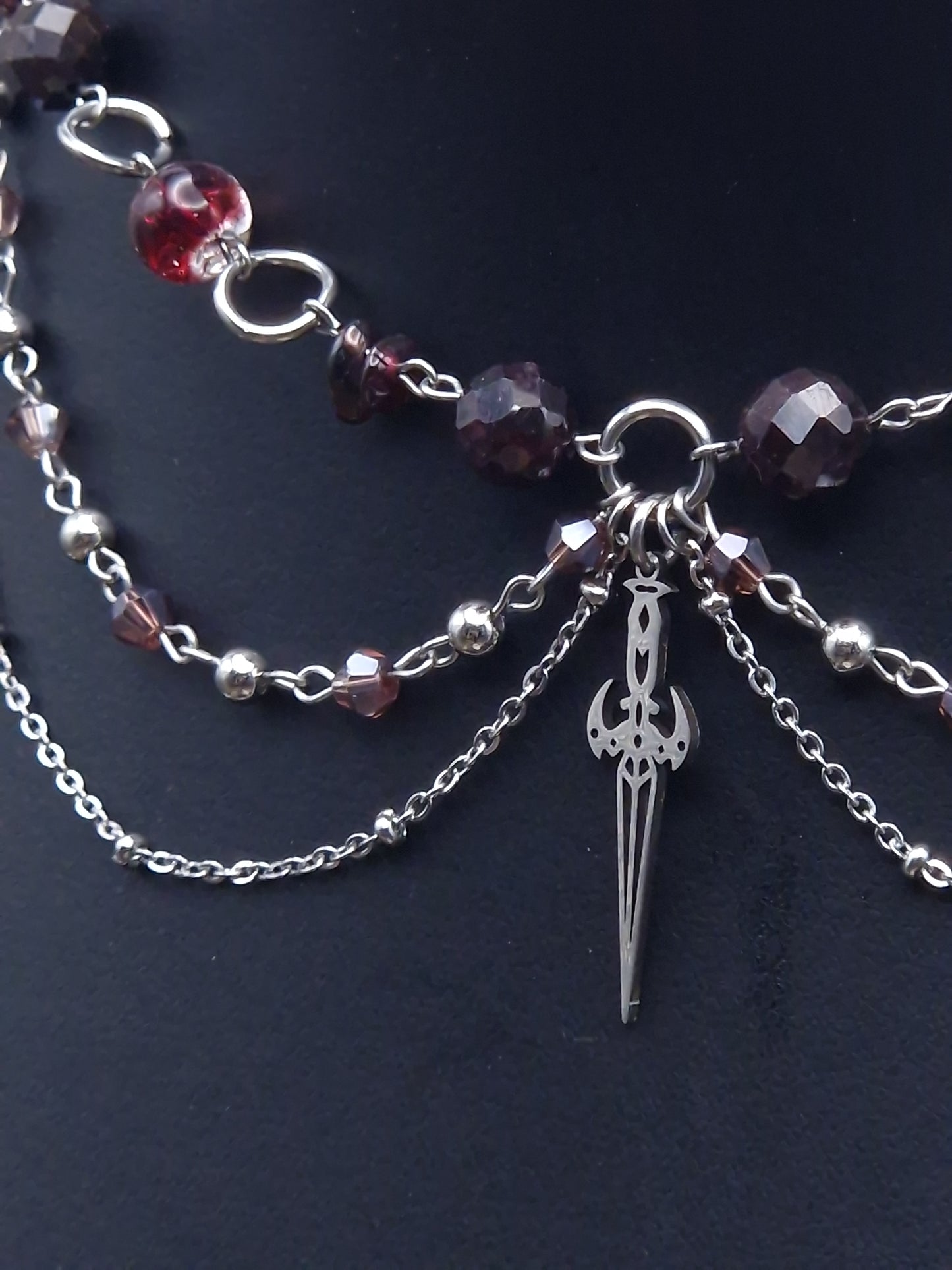 Granat-Collier  Crimson Oath – Klinge des stillen Schwurs
