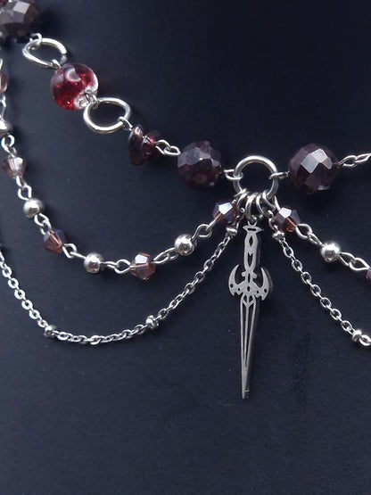 Granat-Collier  Crimson Oath – Klinge des stillen Schwurs
