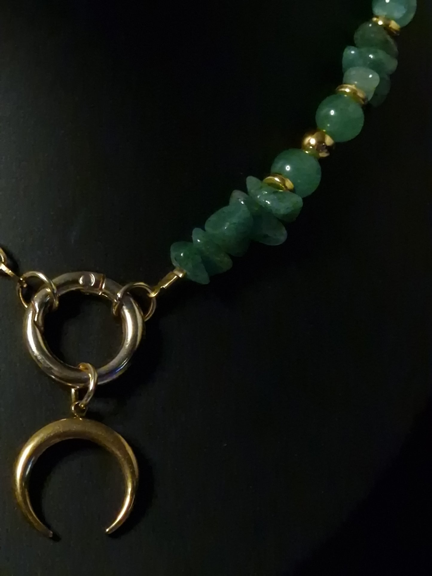 Einzelstück Emerald Crescent – Chain of Stillness