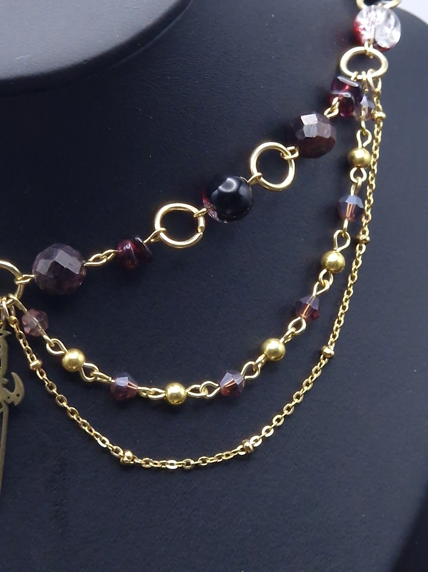Granat-Collier  Crimson Oath – Klinge des stillen Schwurs