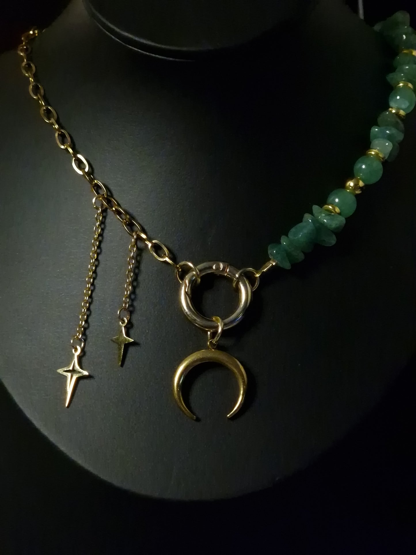 Einzelstück Emerald Crescent – Chain of Stillness