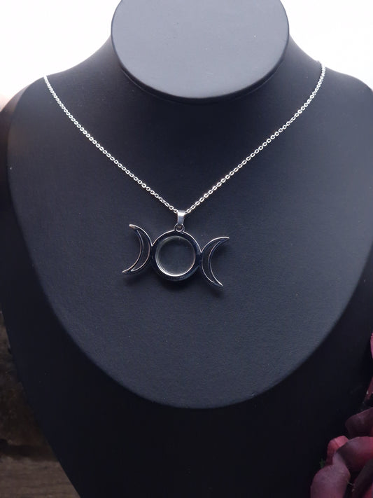 Triple Moon Locket – Hüterin verborgener Erinnerungen