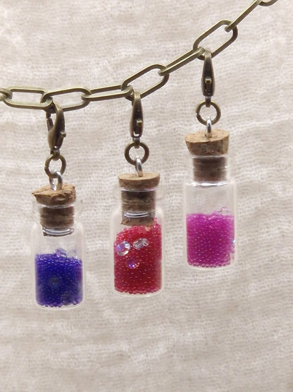 Glasflasche mit Perlen Charm