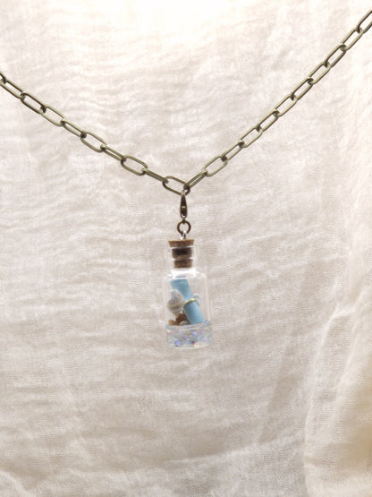 Schriftrolle im Glas Charm