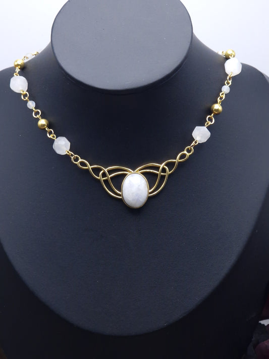 Mondstein-Collier „Elven Moon“ – Magie in Gold