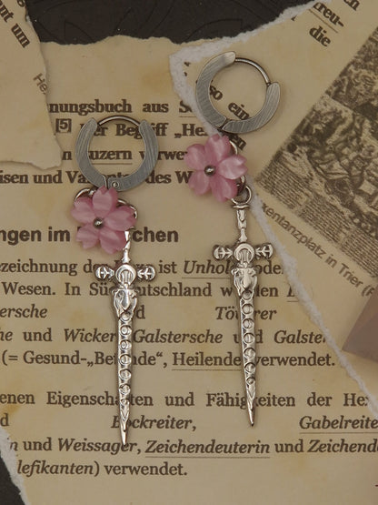 Thorned Blossom – Dolch Ohrringe mit Blüte