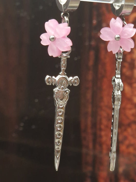 Thorned Blossom – Dolch Ohrringe mit Blüte