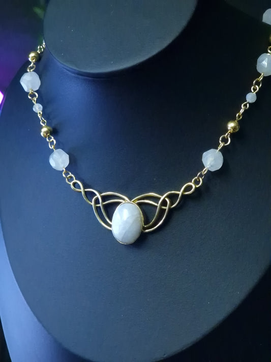 Mondstein-Collier „Elven Moon“ – Magie in Gold