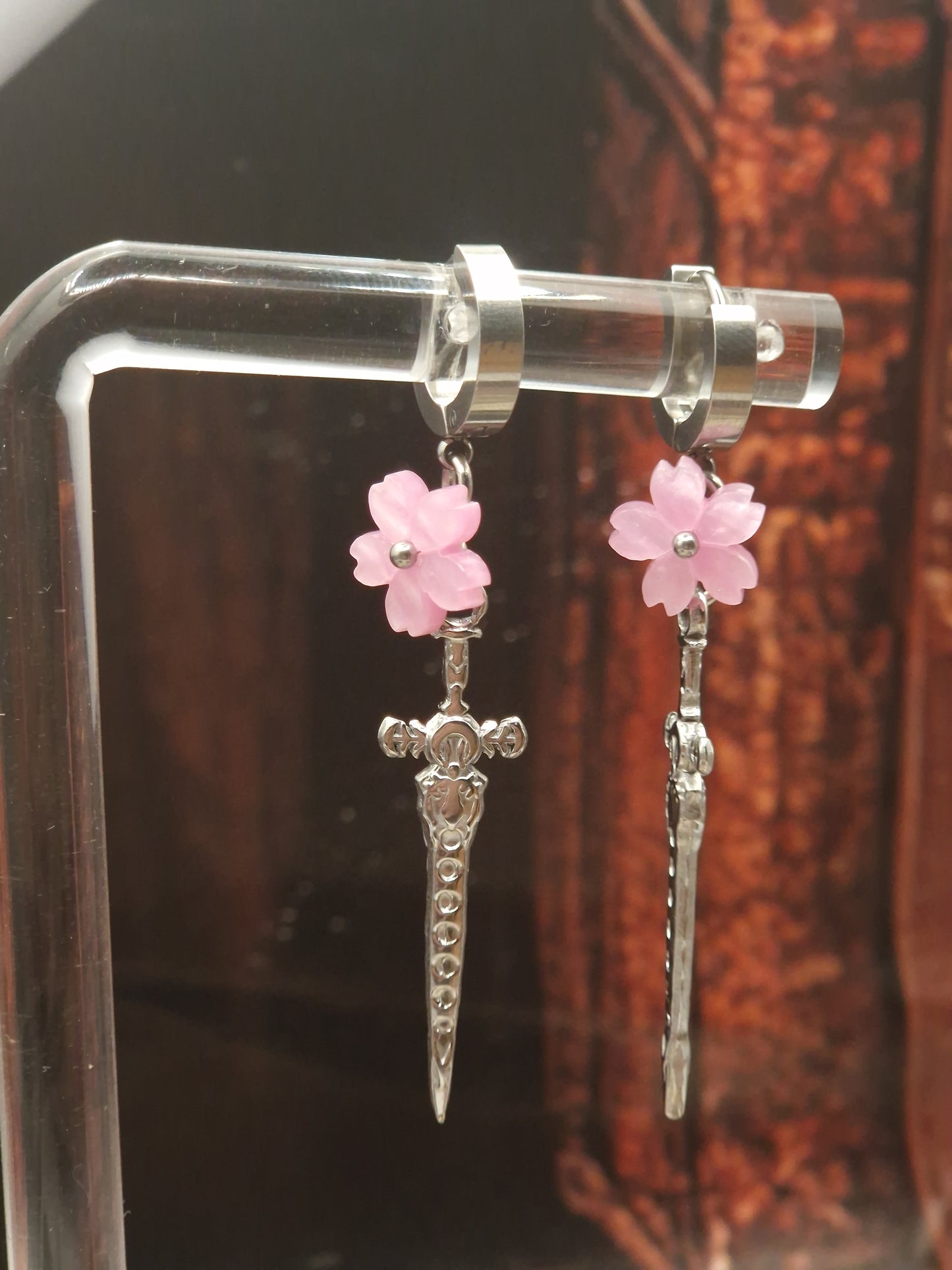 Thorned Blossom – Dolch Ohrringe mit Blüte