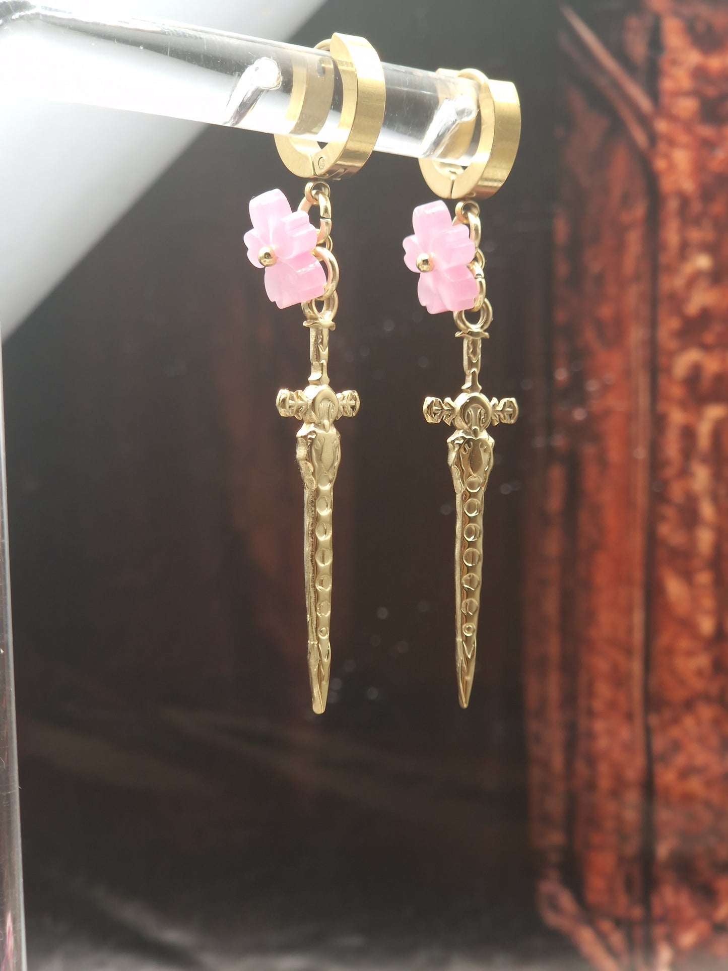 Thorned Blossom – Dolch Ohrringe mit Blüte