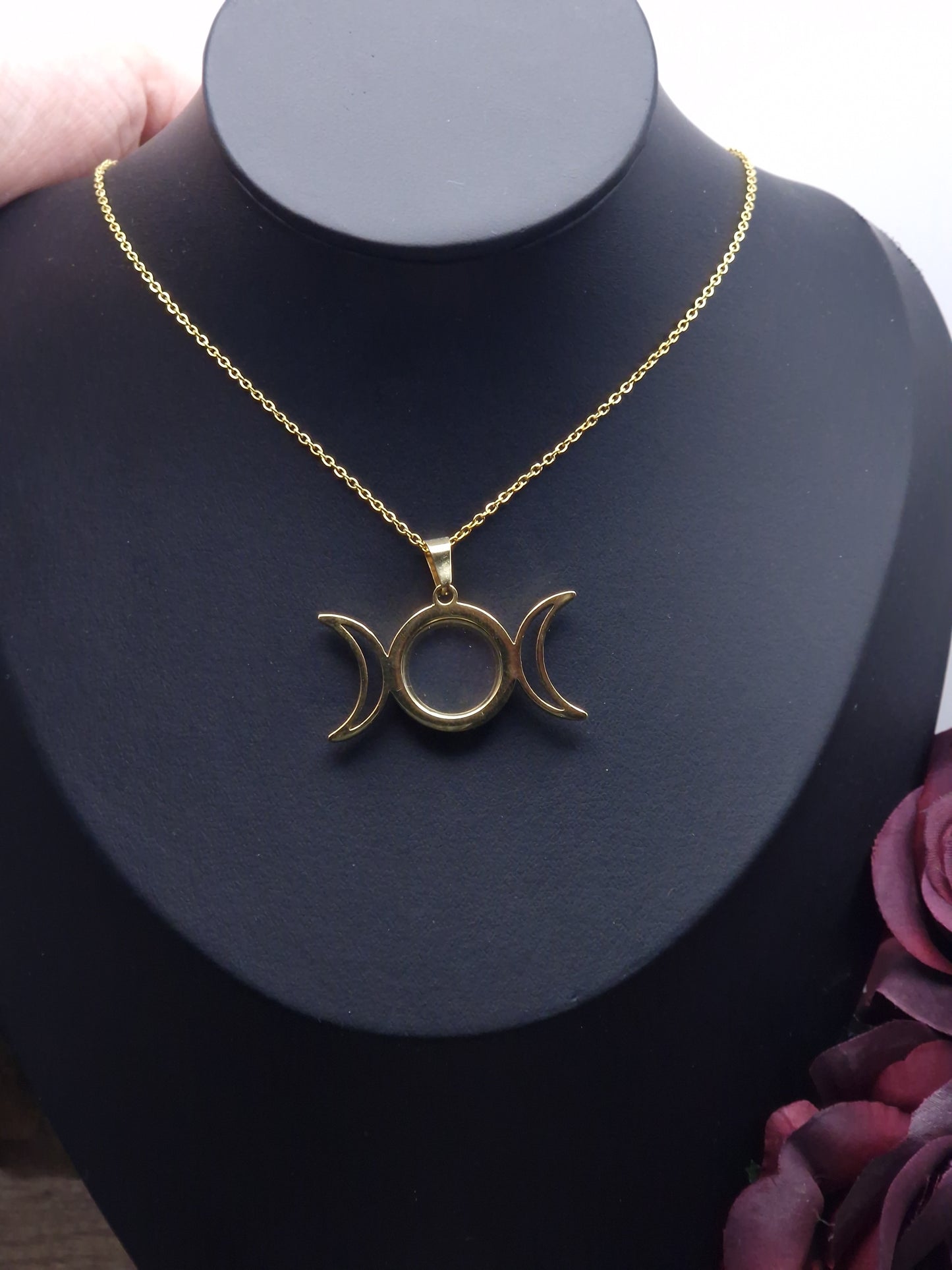 Triple Moon Locket – Hüterin verborgener Erinnerungen