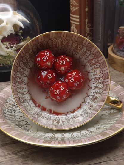 Crimson Fate – Dice Tray & Würfelbecher in der Tasse
