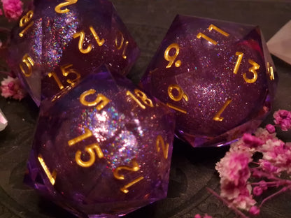 Chunky D20 „Arcane Amethyst“ – Würfel der Zauberkunst