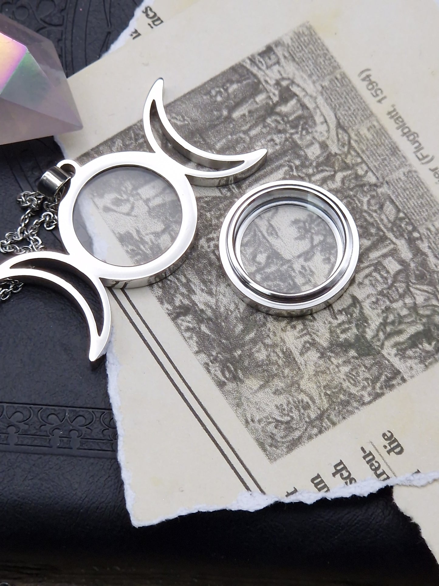 Triple Moon Locket – Hüterin verborgener Erinnerungen