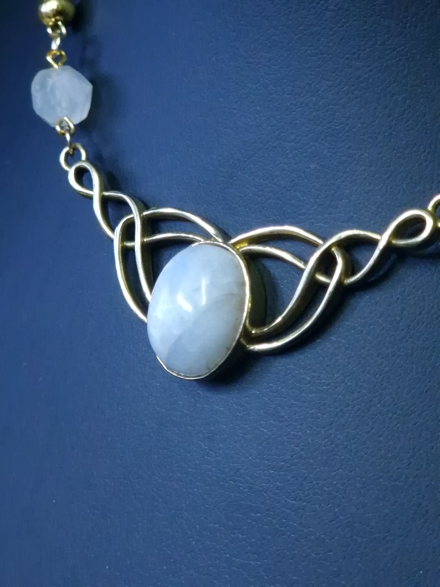 Mondstein-Collier „Elven Moon“ – Magie in Gold