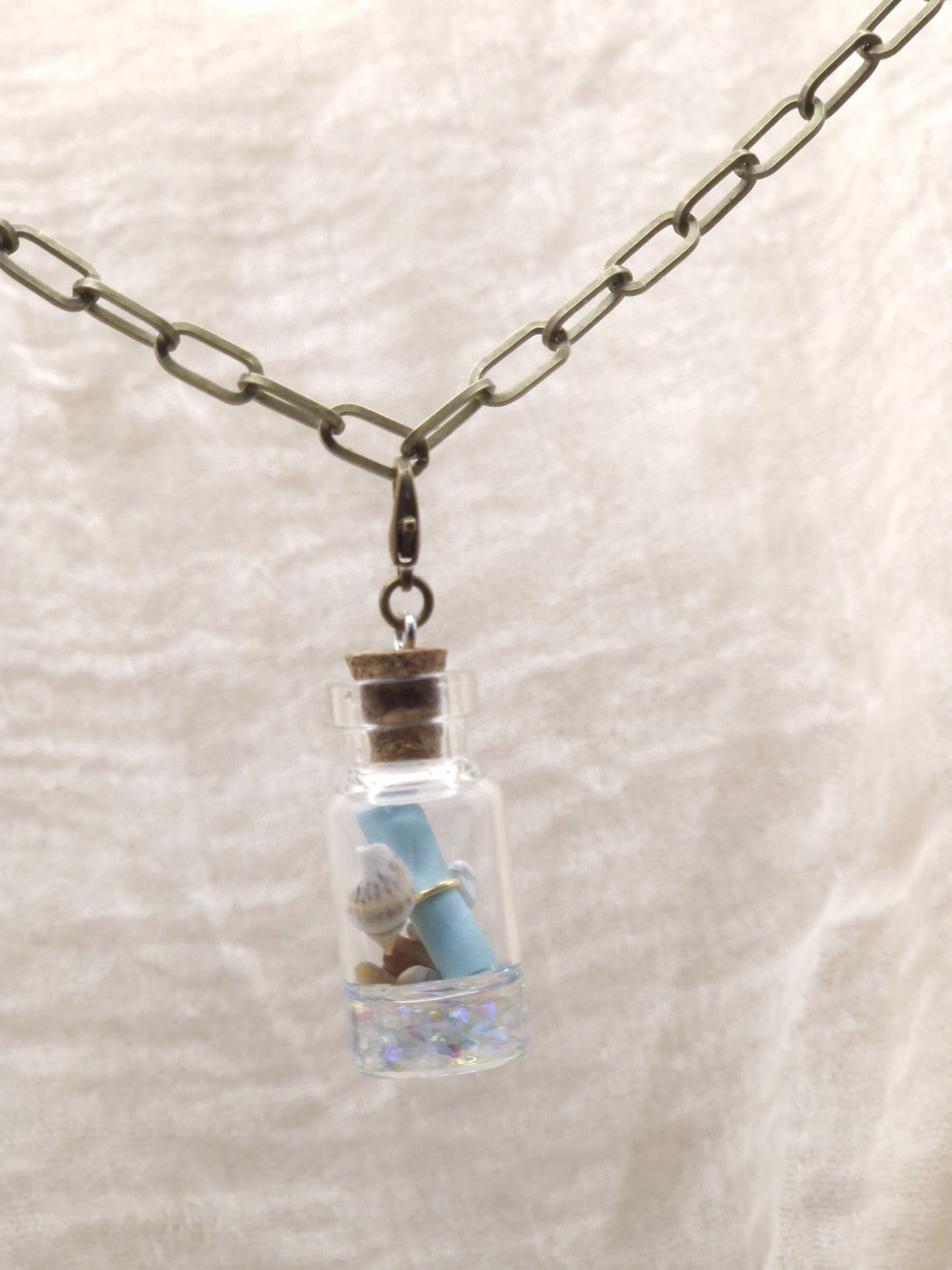 Schriftrolle im Glas Charm