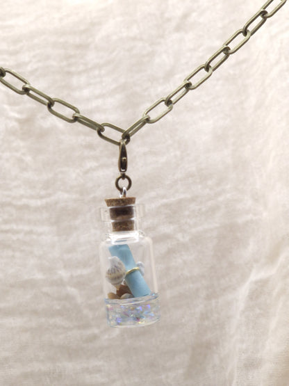 Schriftrolle im Glas Charm