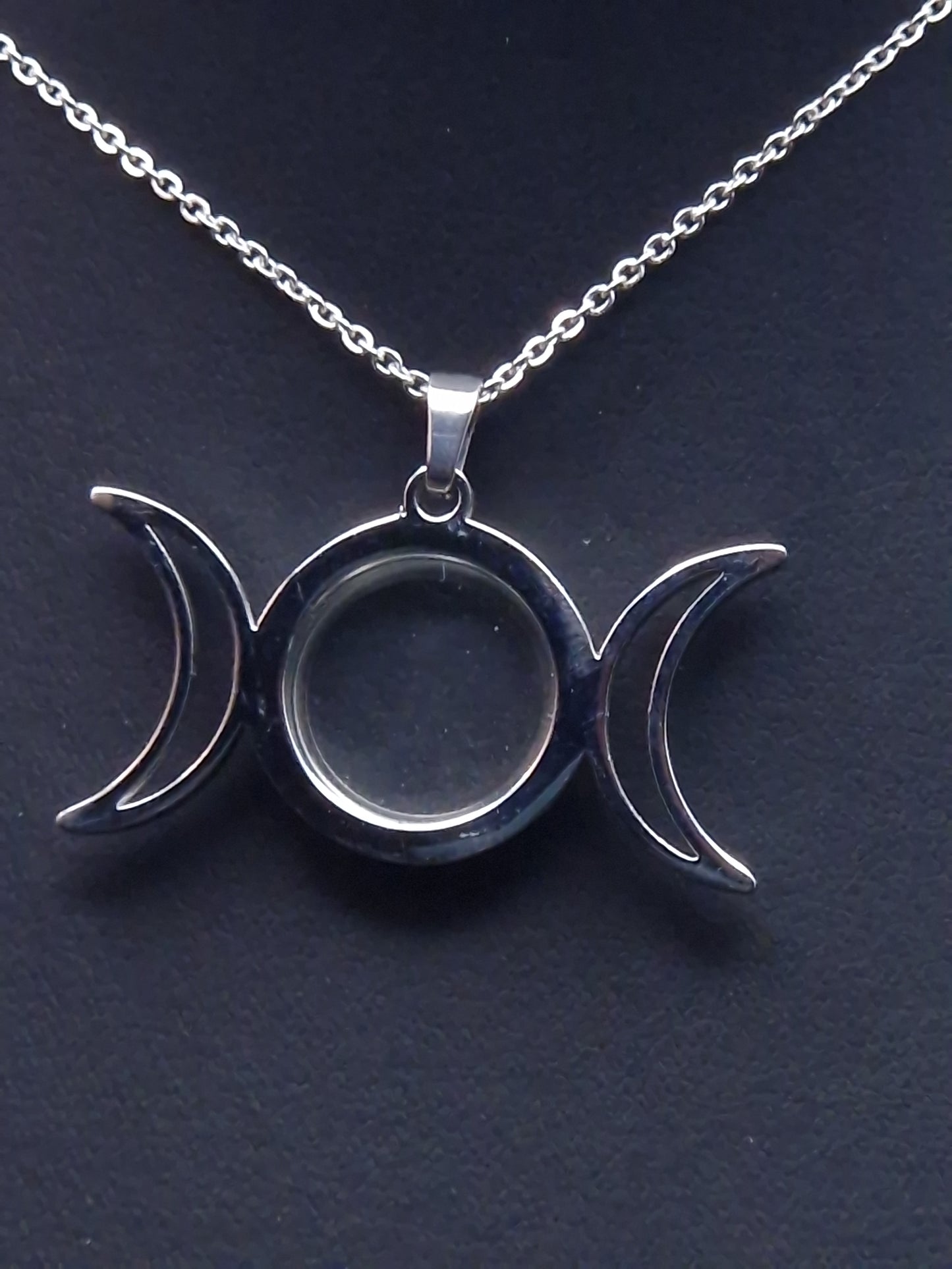 Triple Moon Locket – Hüterin verborgener Erinnerungen