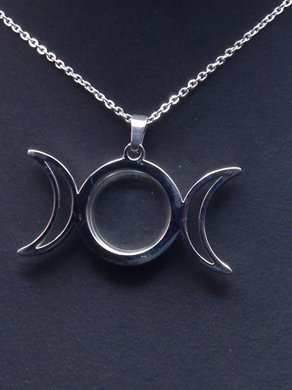 Triple Moon Locket – Hüterin verborgener Erinnerungen