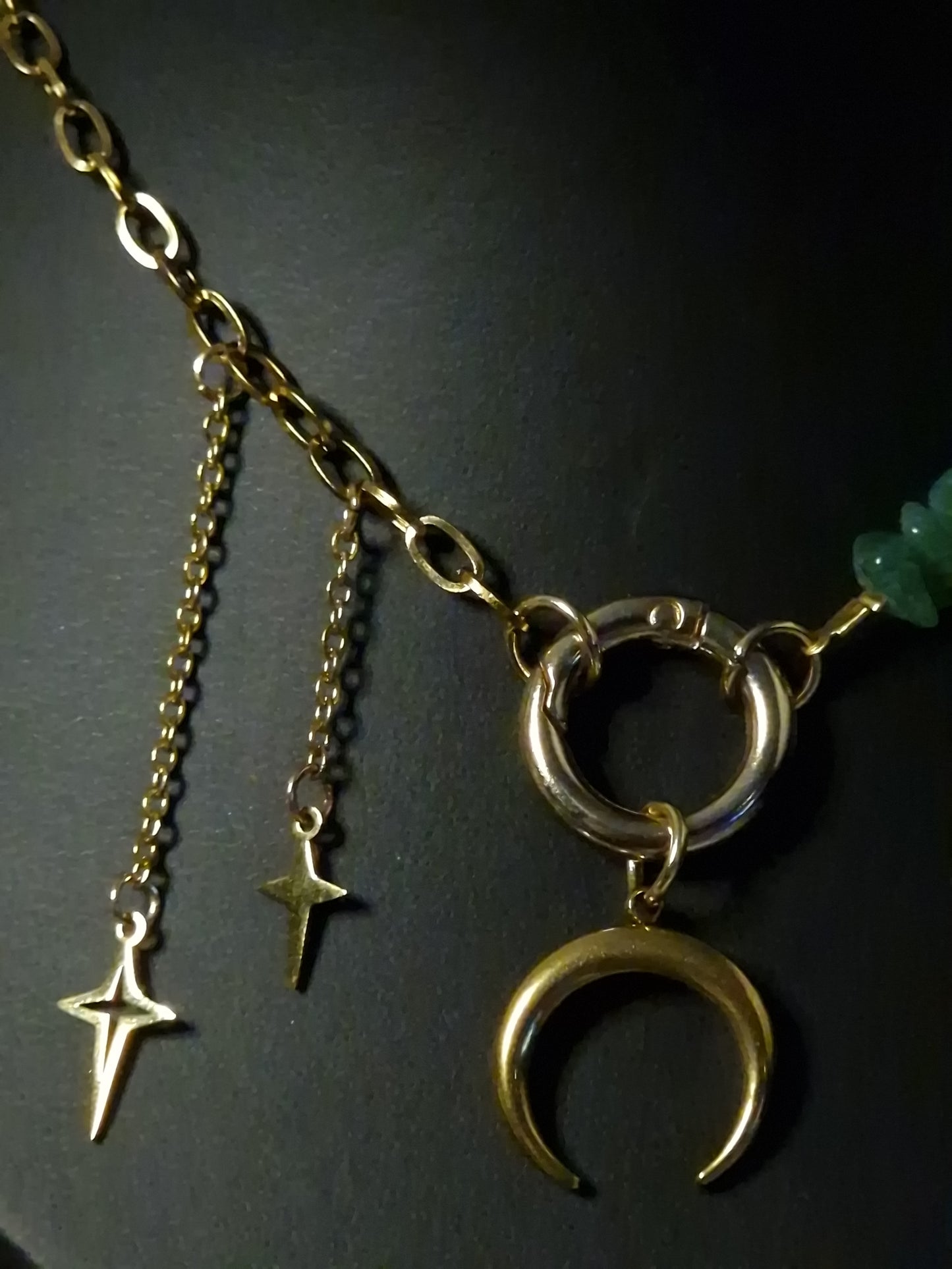 Einzelstück Emerald Crescent – Chain of Stillness