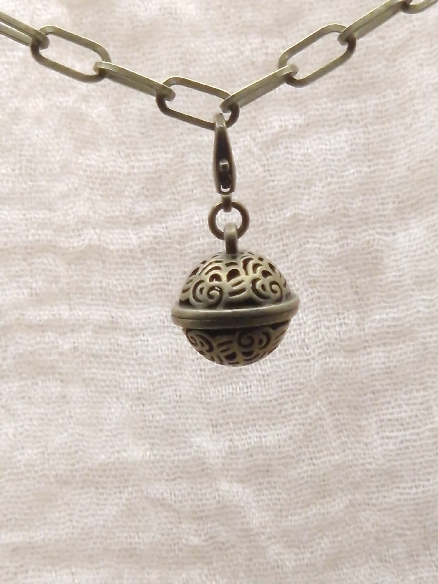 kleine antike Glocke Charm
