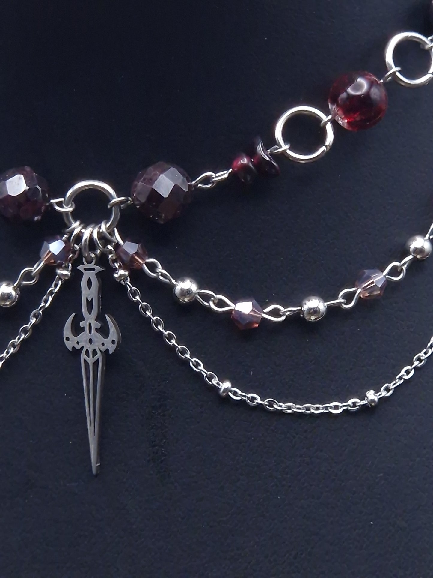 Granat-Collier  Crimson Oath – Klinge des stillen Schwurs