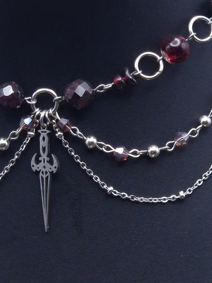 Granat-Collier  Crimson Oath – Klinge des stillen Schwurs