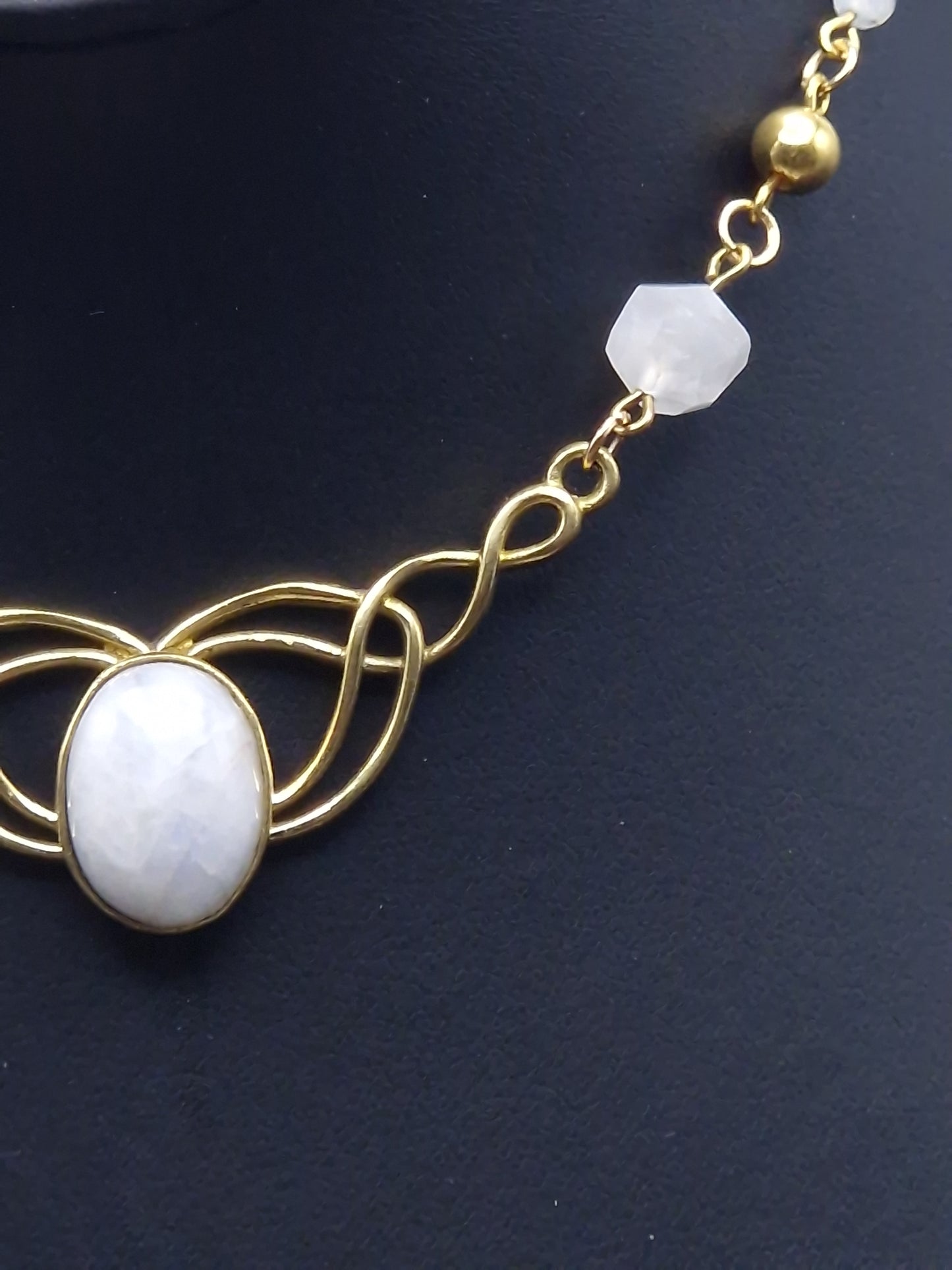 Mondstein-Collier „Elven Moon“ – Magie in Gold