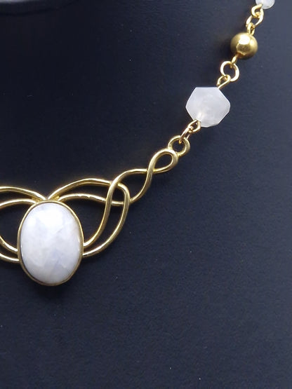 Mondstein-Collier „Elven Moon“ – Magie in Gold