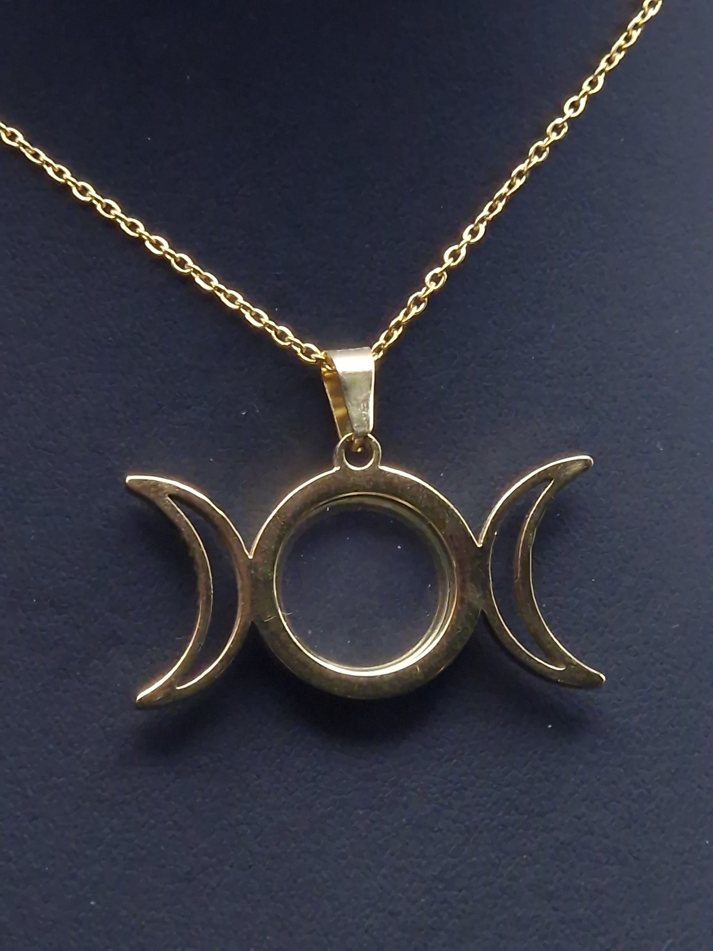 Triple Moon Locket – Hüterin verborgener Erinnerungen