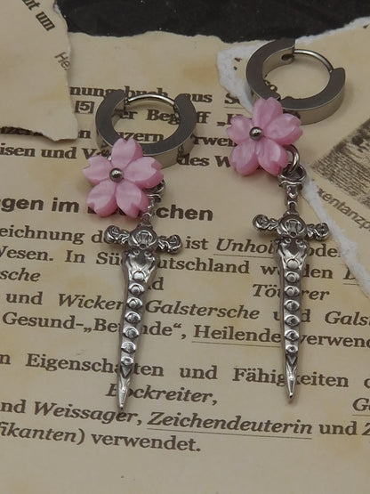 Thorned Blossom – Dolch Ohrringe mit Blüte