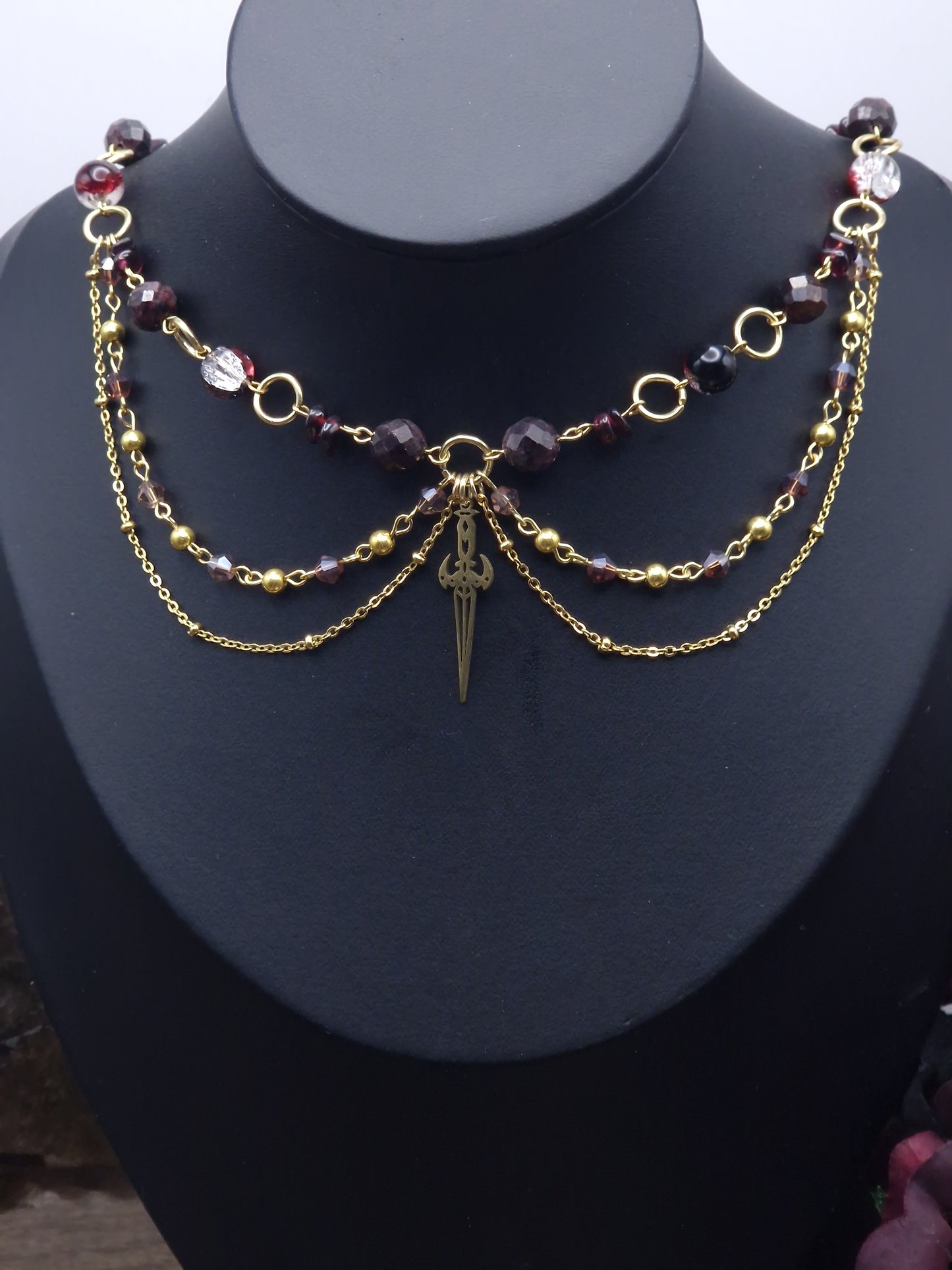 Granat-Collier  Crimson Oath – Klinge des stillen Schwurs