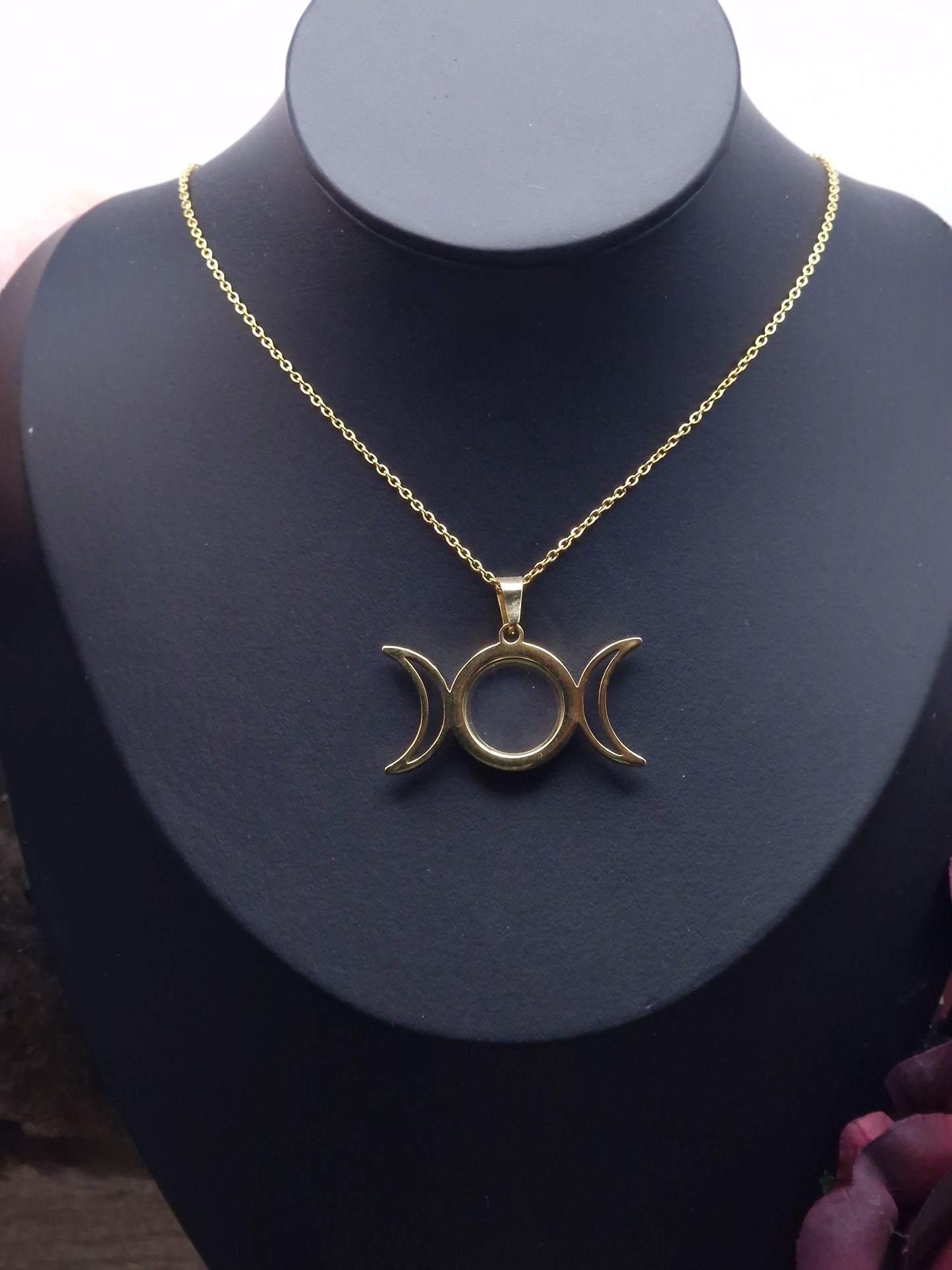Triple Moon Locket – Hüterin verborgener Erinnerungen