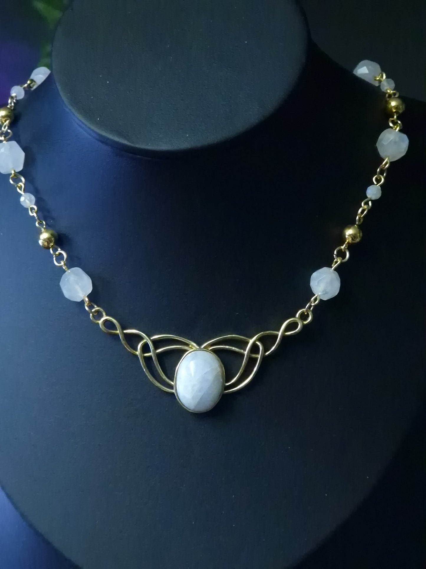 Mondstein-Collier „Elven Moon“ – Magie in Gold