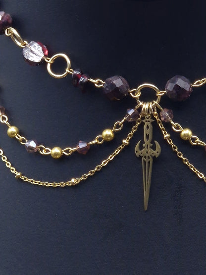 Granat-Collier  Crimson Oath – Klinge des stillen Schwurs